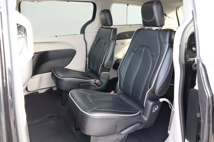 $30688 : 2024 Pacifica Limited FWD image 9