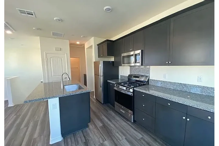 $800 : Spacious 1 bedroom/ 1bathroom image 8