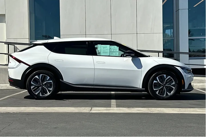 $25800 : Kia EV6 2024 Light 4dr Cross image 2