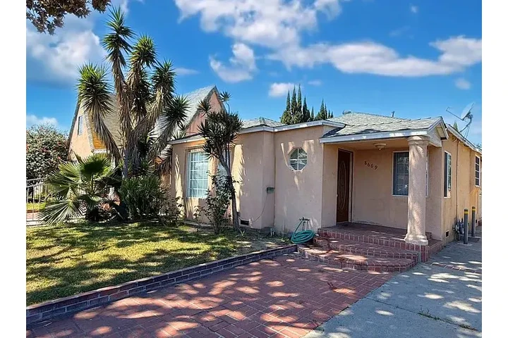 $2050 : beautifully designed, 3bedroom image 1