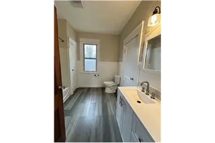 $700 : Rental property with 2 bedro image 2