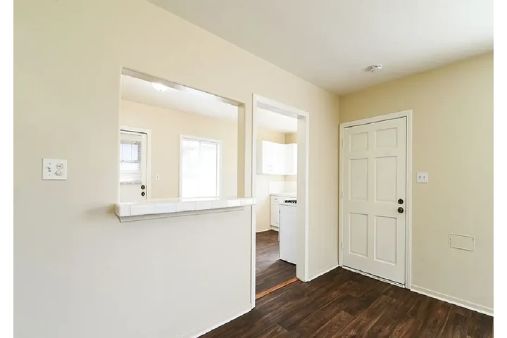 $1050 : renovated charming 2 bedroom image 4