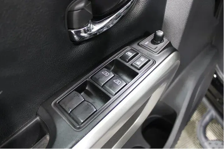 $33959 : Nissan Titan 2023 4x2 SV 4dr image 7