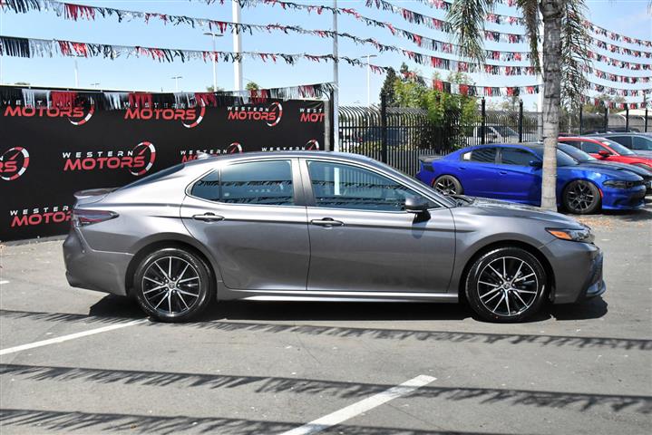 $28988 : Camry SE Sedan 4D image 9