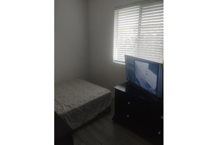 $900 : SE RENTA RECAMARA AMUEBLADA image 1