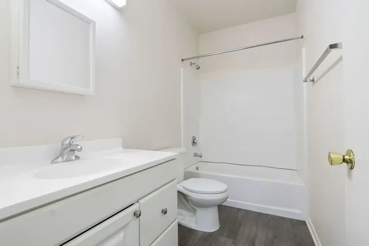$1300 : Available now! 2 BD, 1 BA image 3