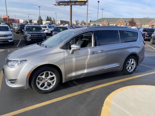 $15840 : Pre-Owned 2017 Pacifica Touri image 3