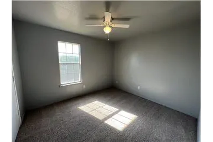 $850 : Rental property with 2 bedro image 7
