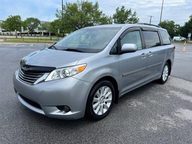 $14500 : 2013 Sienna XLE 7-Passenger image 3