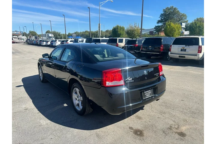 2010 Charger 4dr Sdn SXT RWD image 4