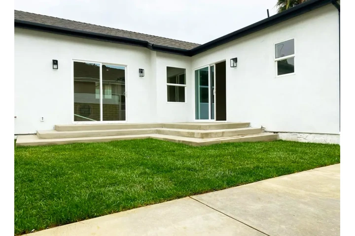 $2500 : 3 Bedroom House  in Koreatown image 9