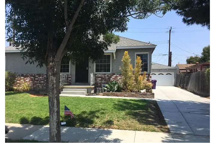 $2050 : spacious, open living home image 1