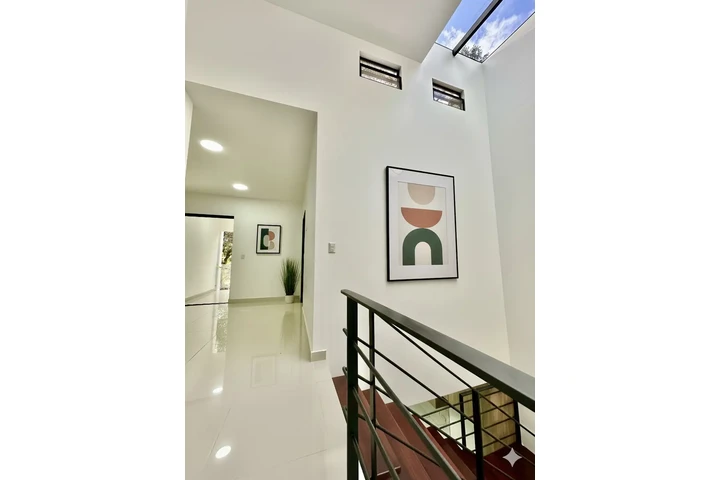 $210000 : Casa moderna dentro de privado image 5