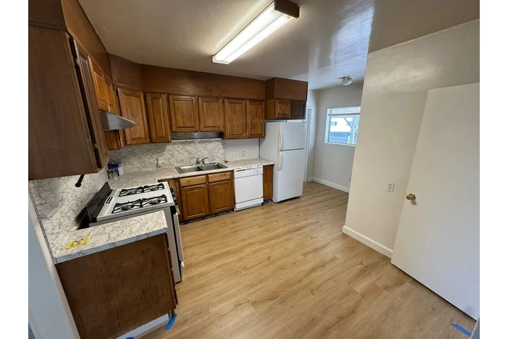 $1000 : Casa completamente renovada image 1