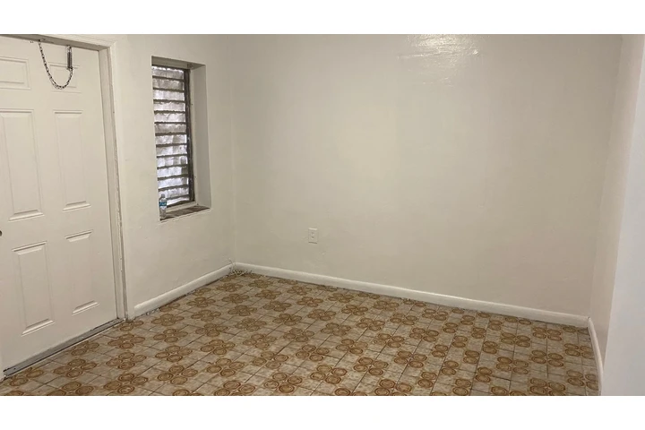 $1000 : Studio effic privado image 8