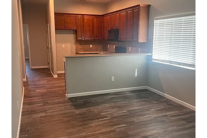 $1450 : Newly Remodeled! This 3 bedroo image 2
