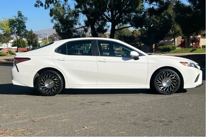 Toyota Camry 2018 SE 4dr Sed image 2