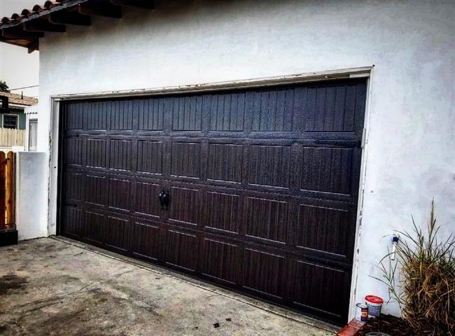 Garage door/ Puerta garaje image 1
