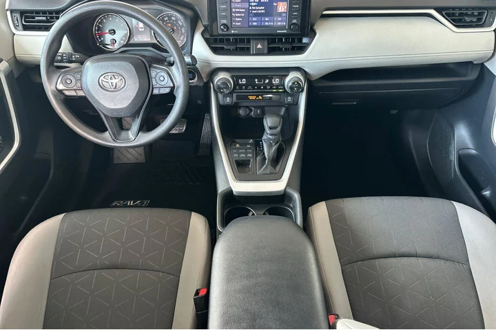 $25900 : Toyota RAV4 2021 AWD XLE 4dr image 6
