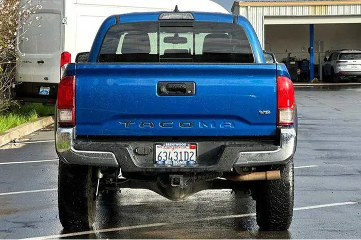 $30899 : Toyota Tacoma 2017 4x4 TRD O image 8