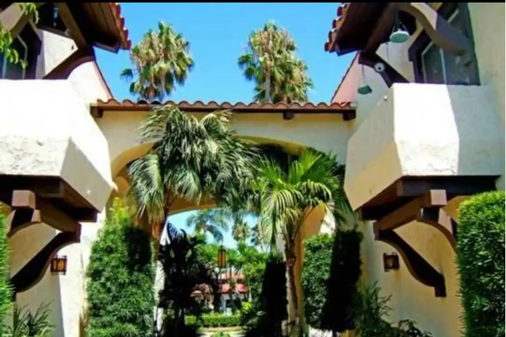 $1200 : Luxury home image 3