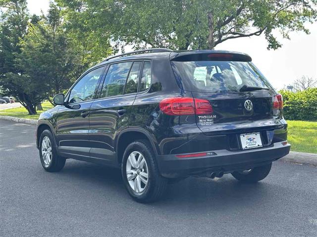 2016 Tiguan S image 6