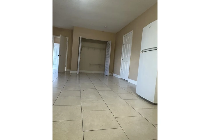 $1700 : Renta efficiency /  un cuarto image 9