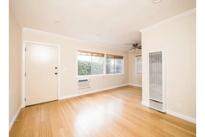 $2000 : 2 Bedroom Apt in Los Angeles image 2