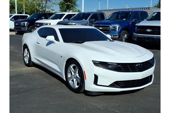 $23352 : Chevrolet Camaro 2021 LT 2dr image 2