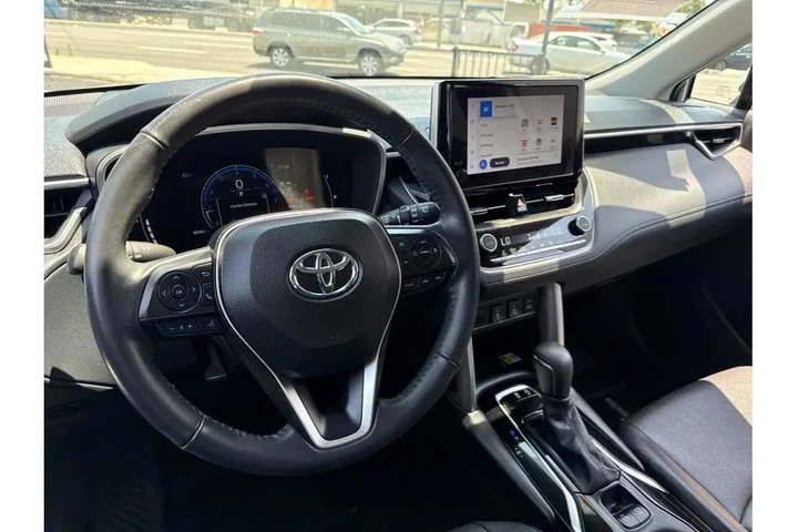 2023 Toyota Corolla Cross XLE image 9
