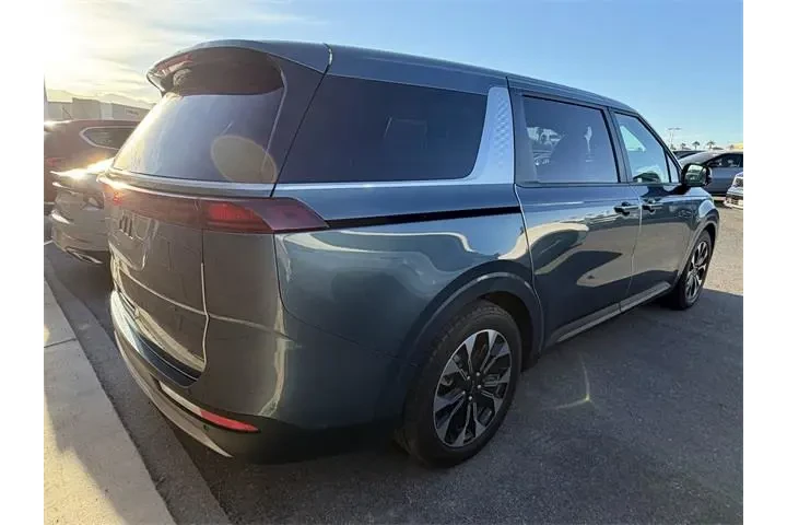 $31588 : Kia Carnival 2023 EX 4dr Min image 3