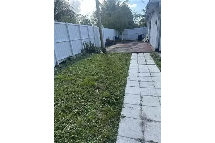 $1700 : Renta efficiency /  un cuarto image 3