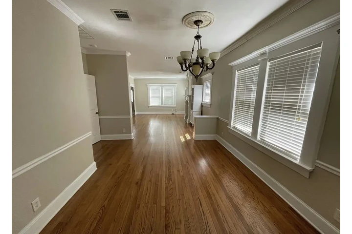 $900 : Beautiful hardwood floor home image 3