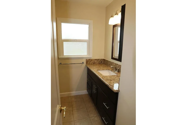 $800 : charming HOME ..Lakewood, CA image 5