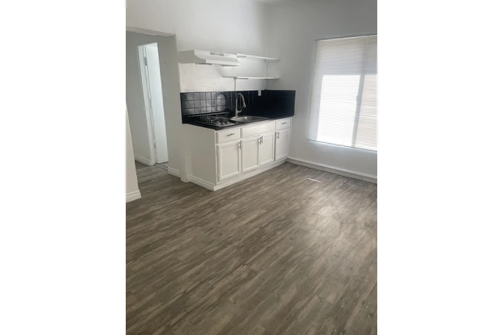 $1395 : 1443 BONNIE BRAE image 2