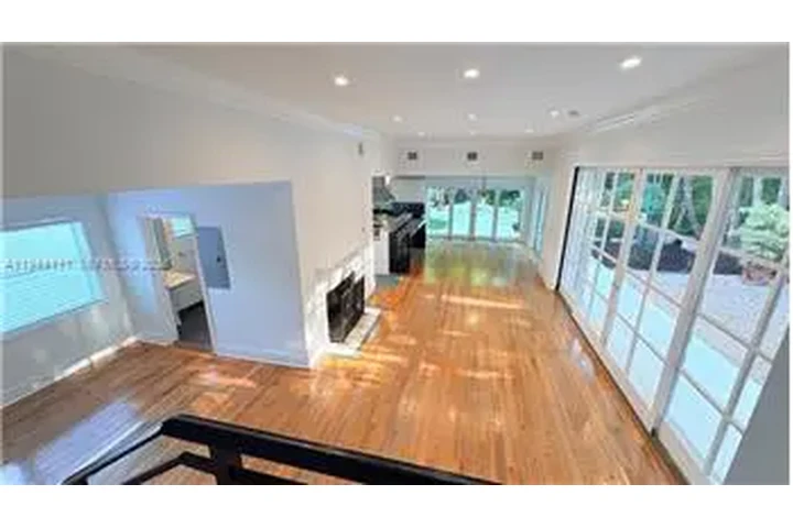 $10000 : Rental property with 3 bedro image 3