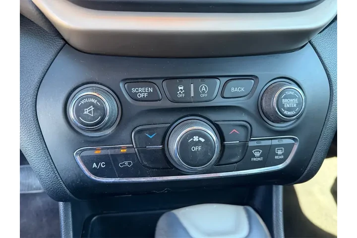 $12500 : Jeep Cherokee 2016 4x4 Latit image 8