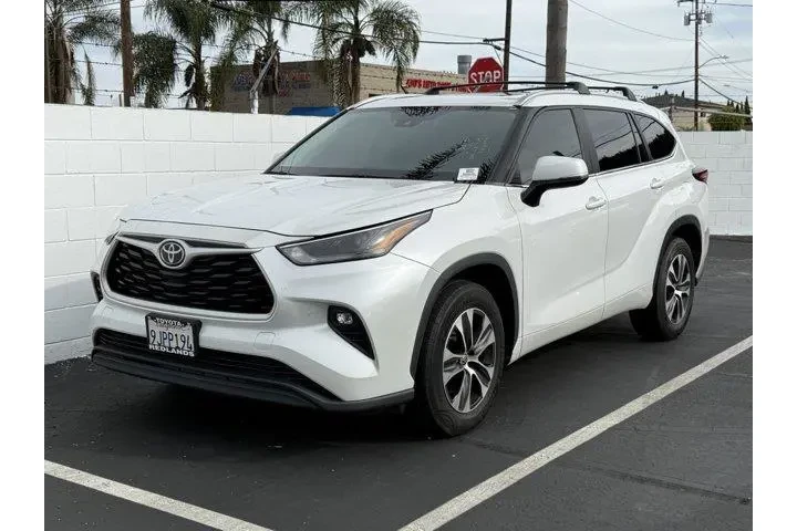 $33104 : Toyota Highlander 2023 L 4dr image 3