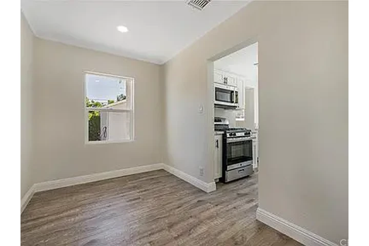 $1100 : Carson con garaje independient image 3