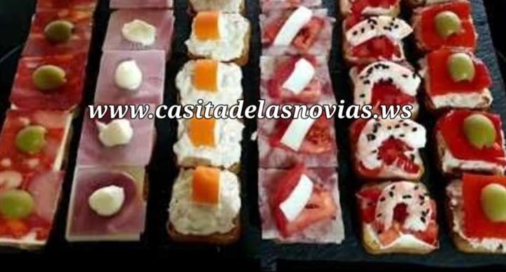 Bocadillos y canapés image 1