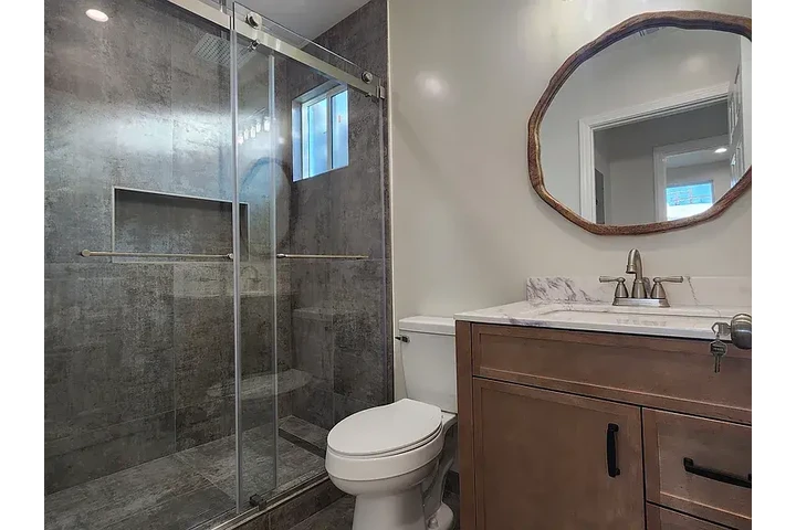 $1095 : Immediate Spacious house!!! image 3
