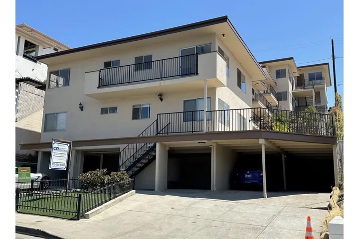 $1300 : Studio apartment Move-In-Ready image 1