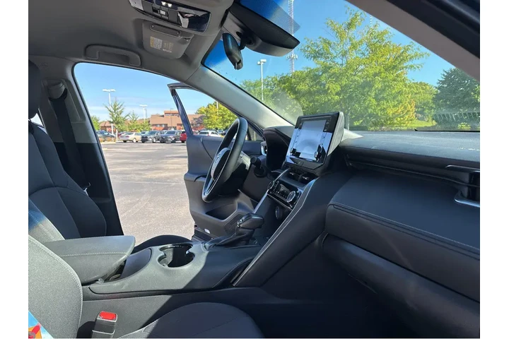 $25979 : 2021 Venza image 4