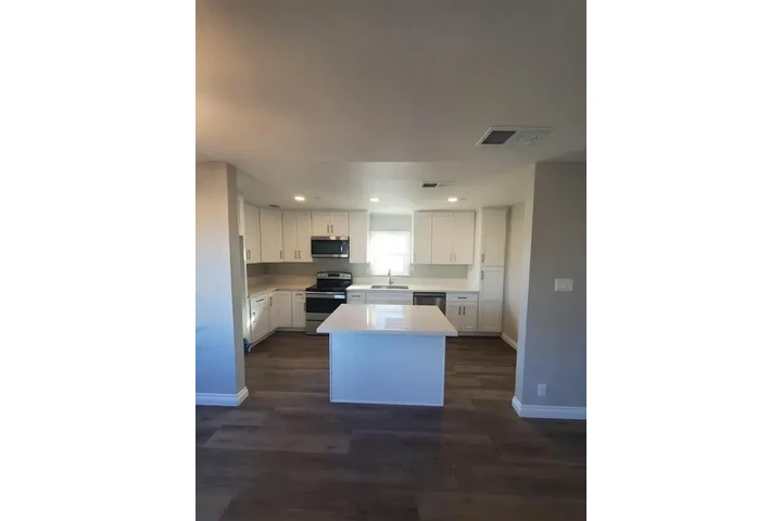 $1400 : Rialto- Move In Ready image 5