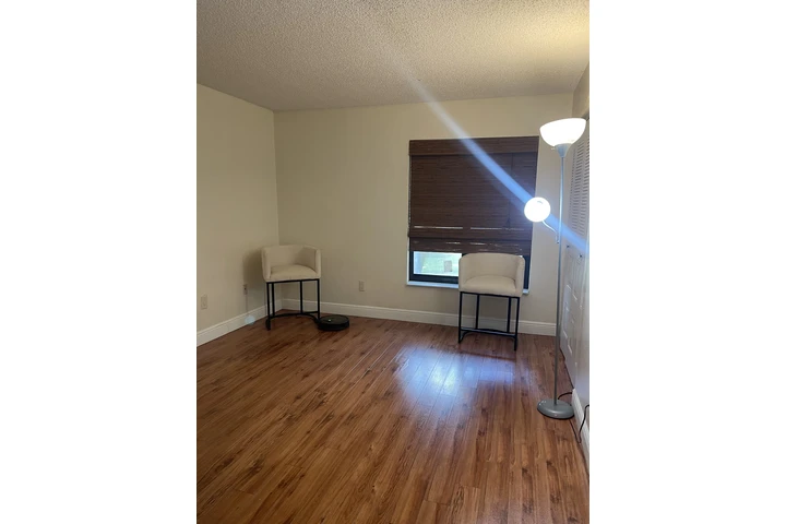 $1200 : Rentó bonito cómodo Eficiency image 4