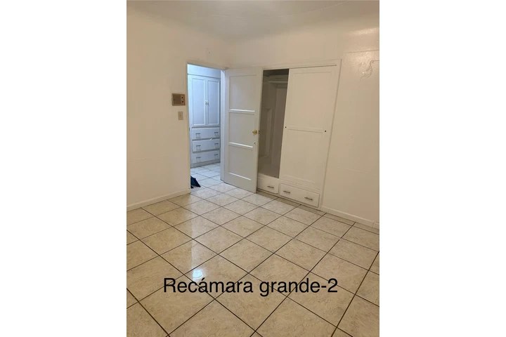 $1300 : Recámara grande 94 y Avalon image 2