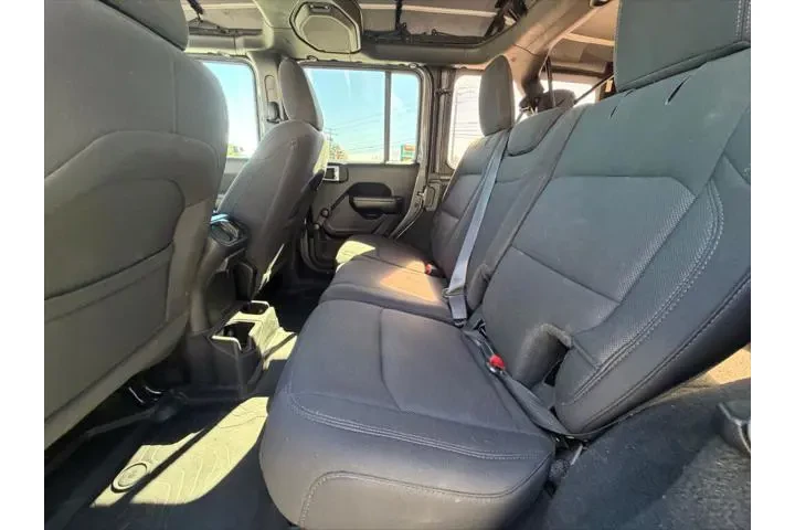 $30990 : Jeep Wrangler Unlimited 2022 image 9