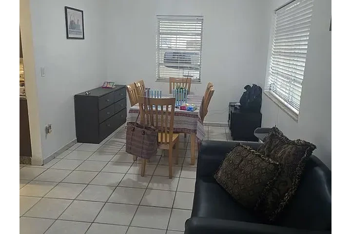 $1350 : Encantadora casa de tres habit image 3