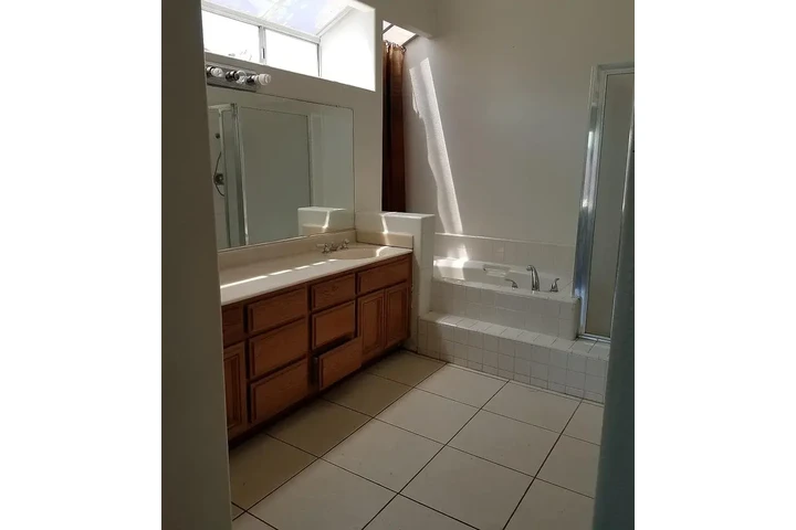 $1500 : Spacious home with a large fam image 3