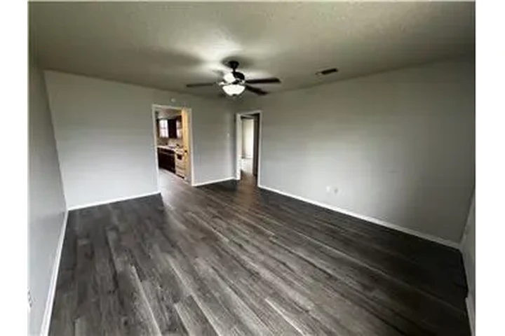 $750 : Rental property with 2 bedro image 6